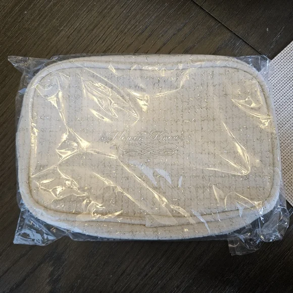 Flower Knows Pouch - Picture 1 of 5